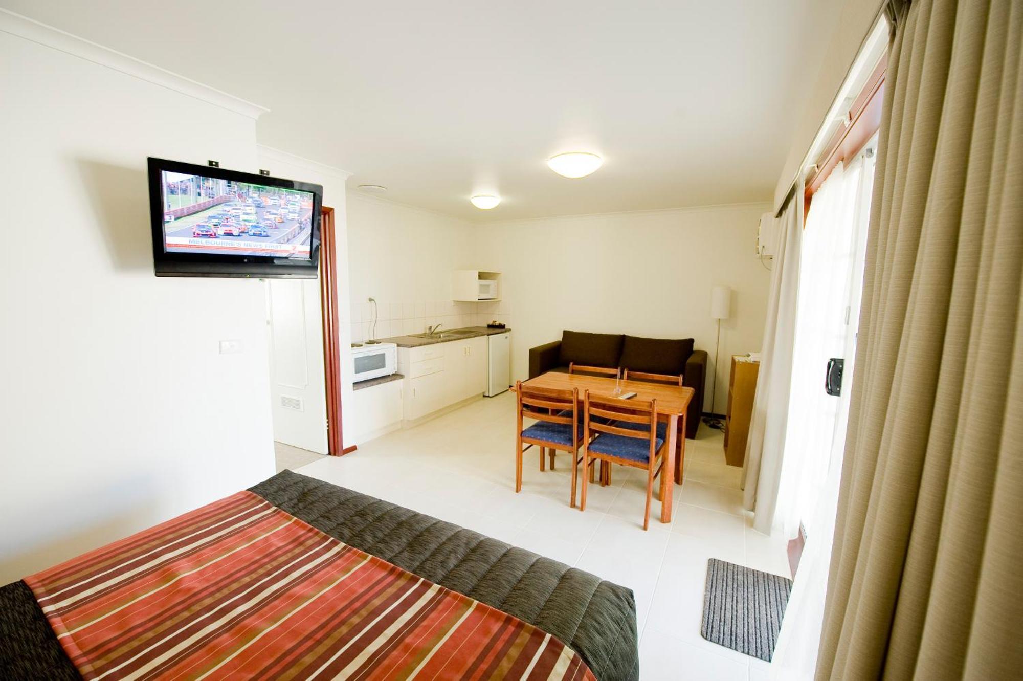Redwood Manor Motel Apartments วอร์นามบูล ภายนอก รูปภาพ