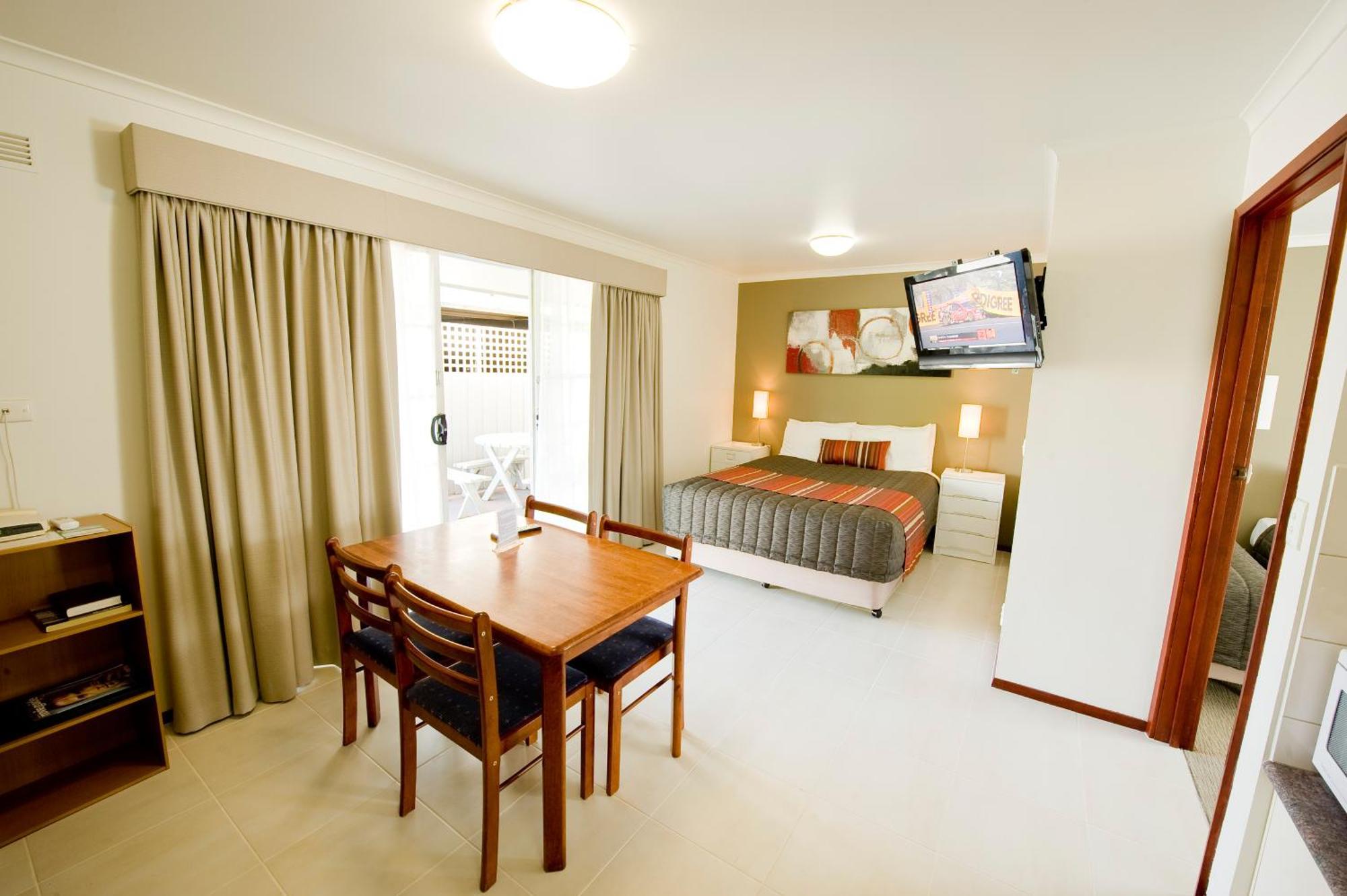 Redwood Manor Motel Apartments วอร์นามบูล ภายนอก รูปภาพ