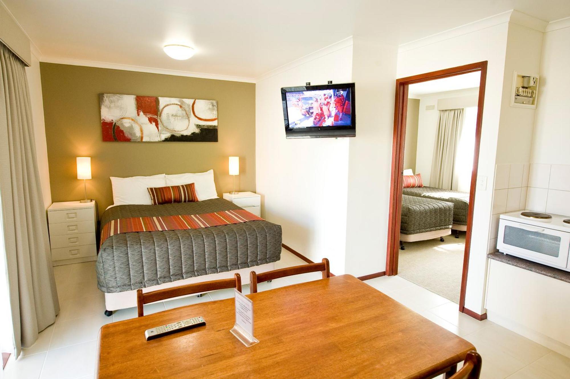 Redwood Manor Motel Apartments วอร์นามบูล ภายนอก รูปภาพ