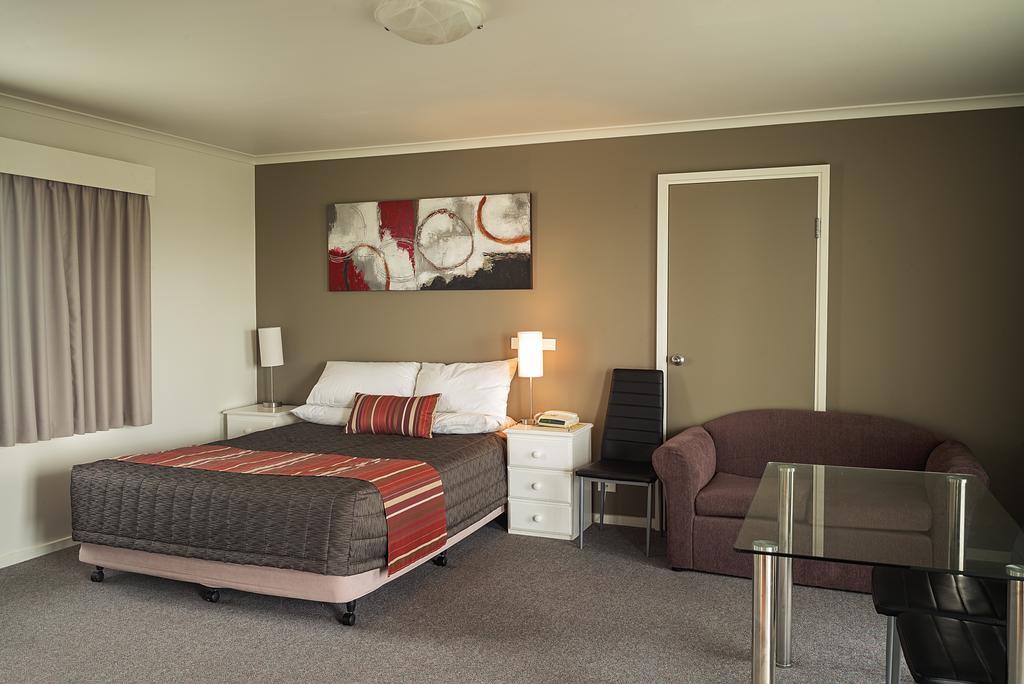 Redwood Manor Motel Apartments วอร์นามบูล ภายนอก รูปภาพ