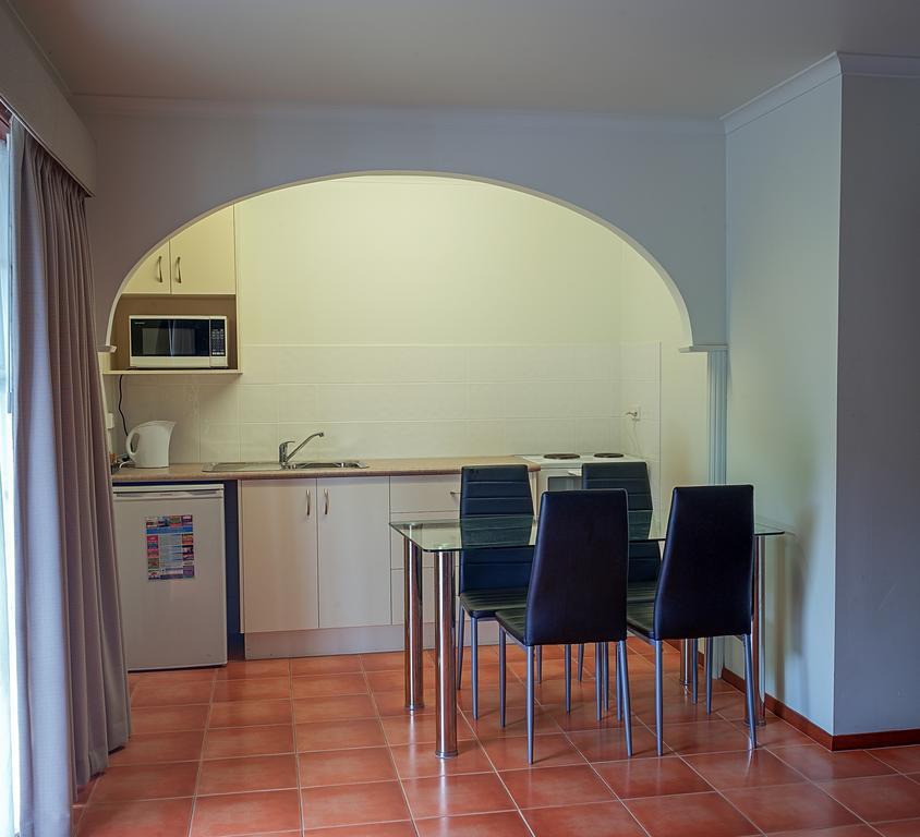 Redwood Manor Motel Apartments วอร์นามบูล ภายนอก รูปภาพ
