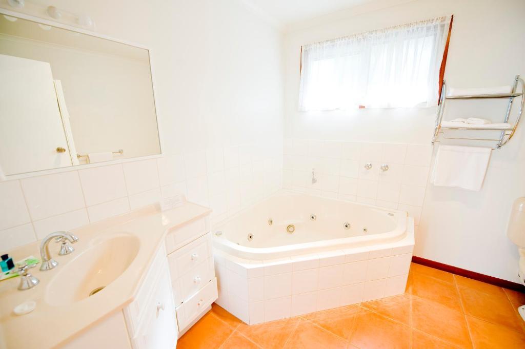Redwood Manor Motel Apartments วอร์นามบูล ภายนอก รูปภาพ