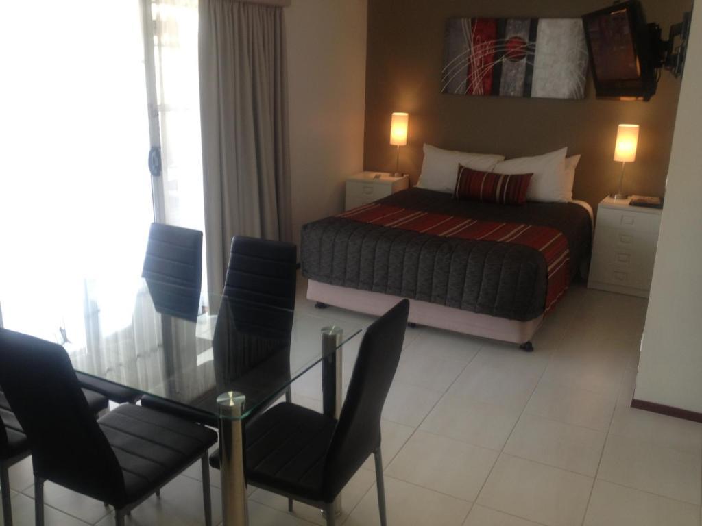 Redwood Manor Motel Apartments วอร์นามบูล ห้อง รูปภาพ