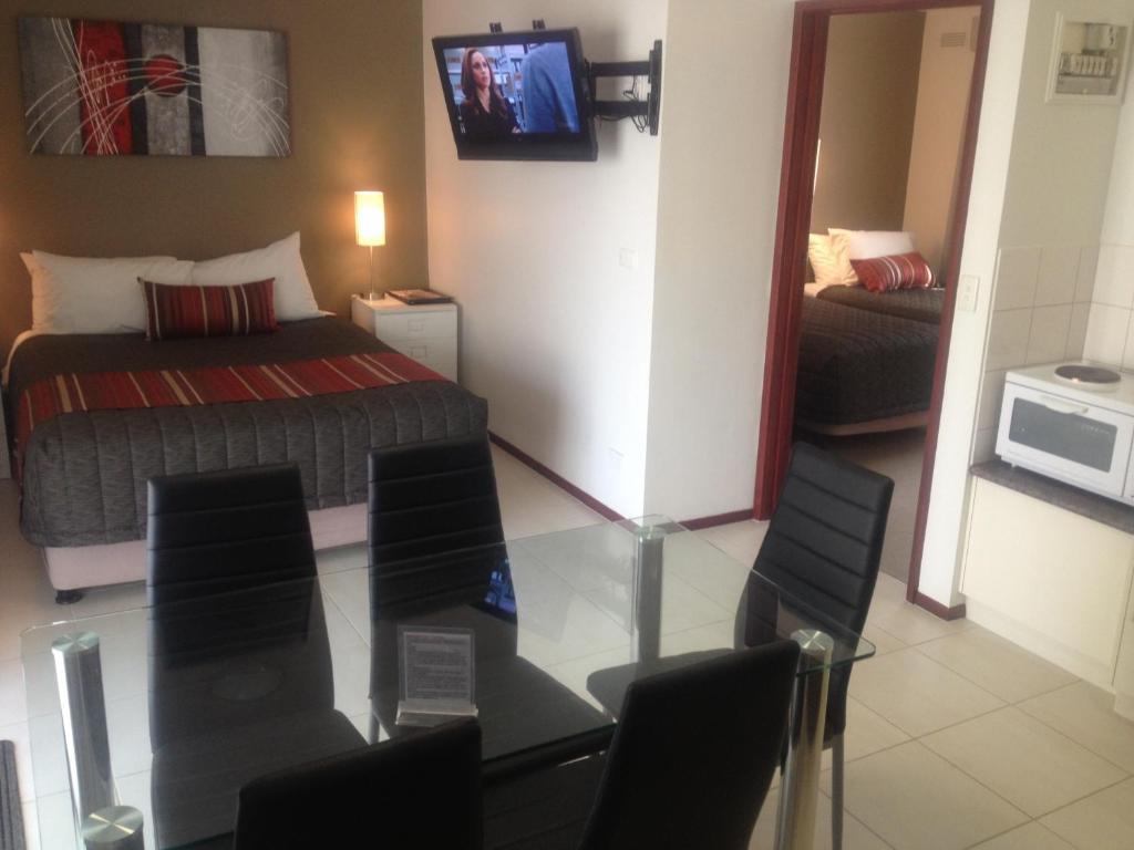 Redwood Manor Motel Apartments วอร์นามบูล ห้อง รูปภาพ