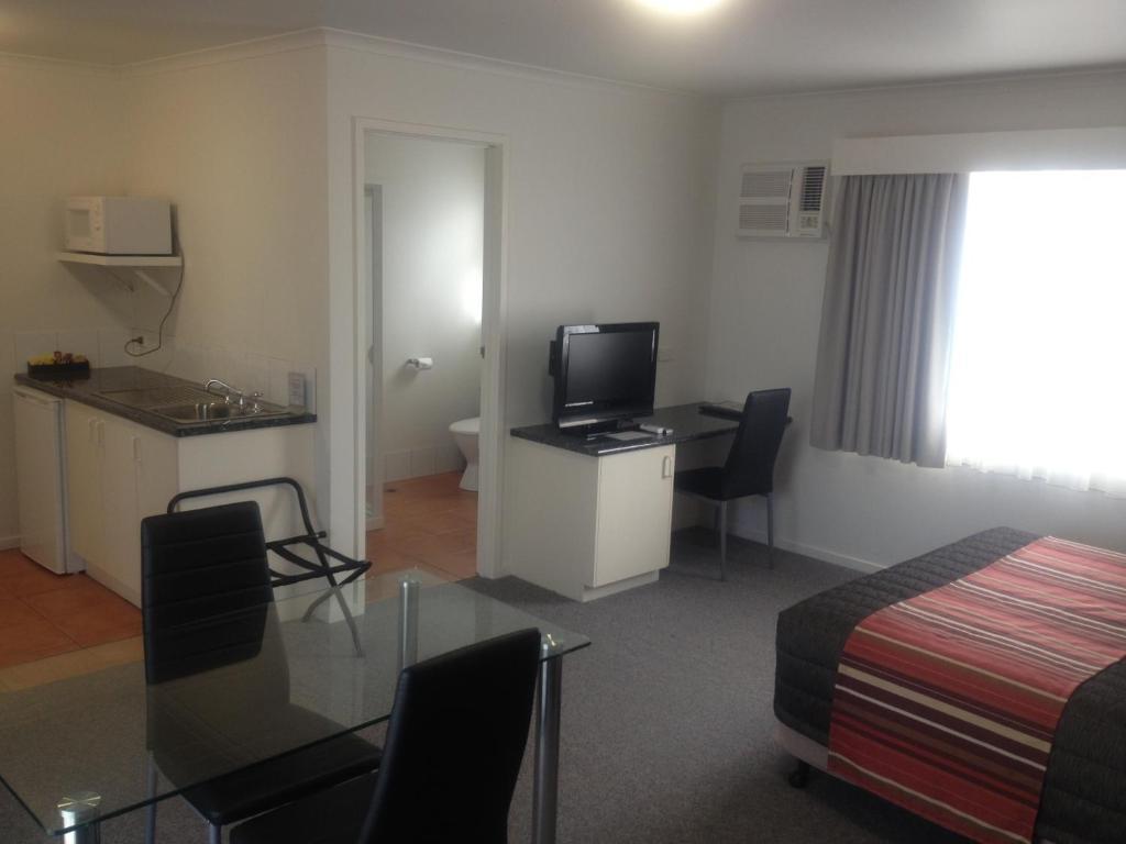 Redwood Manor Motel Apartments วอร์นามบูล ห้อง รูปภาพ