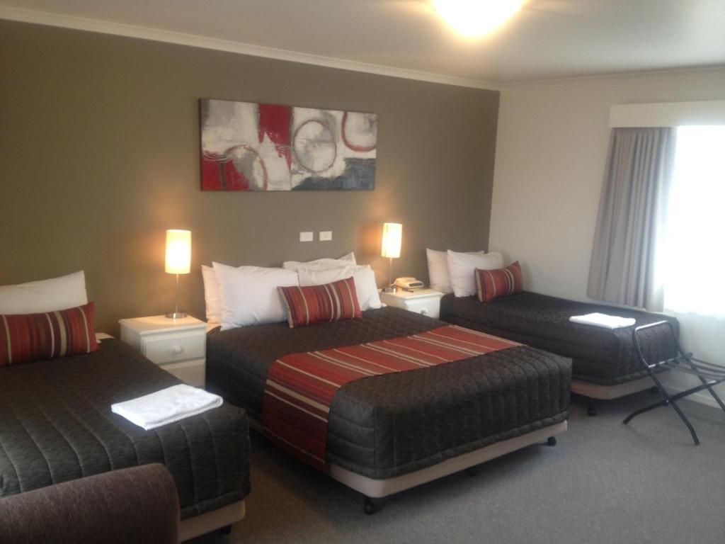 Redwood Manor Motel Apartments วอร์นามบูล ภายนอก รูปภาพ